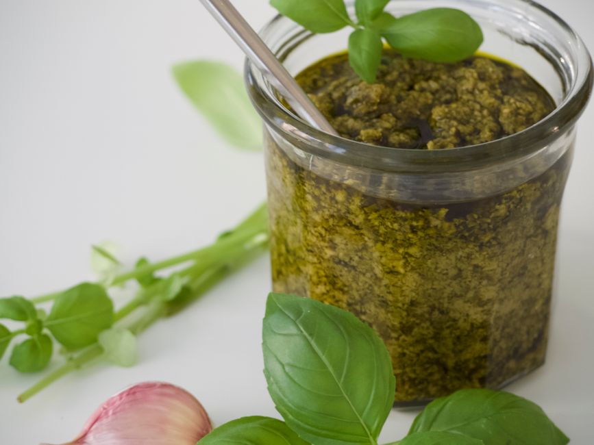 Bazalkové pesto v pohári